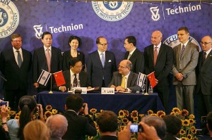 Technion President Peretz Lavie and Shantou University Gu Peihua sign the agreement